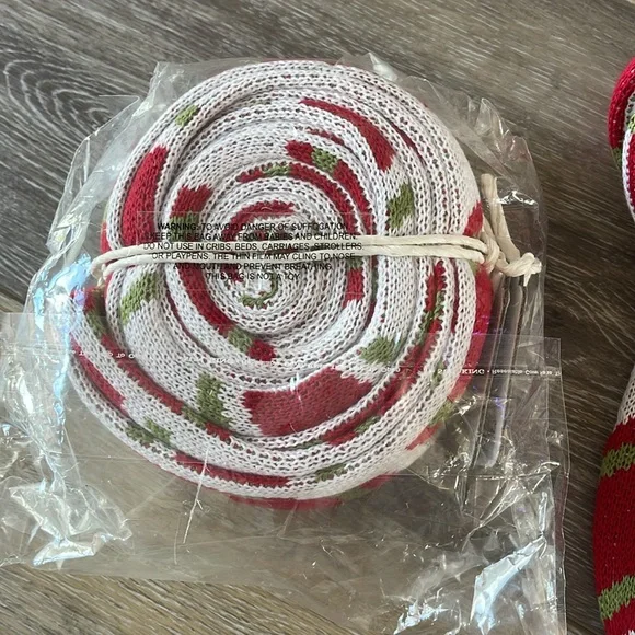 Crate and Barrel Christmas Garland - Picture 4 of 4